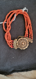 Mooie wat kleinere bloedkoralen armband met gouden slot  25 mm diameter.