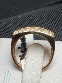 14 Kr. gouden ring bezet met zirkonia  1 vierkante en 22 kleine maat 17,5 4,8 gram