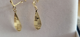 14 KR gouden pegel oobellen haaksluiting 38 mm lang 1,4 gram.