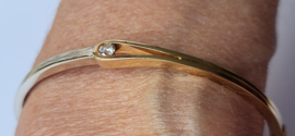 Gouden bicoller spang armband met briljant van 0,20 vvsi TW  van Le Chic.