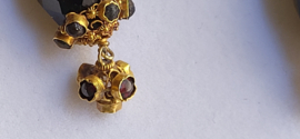Antiek gouden rouwklokken  5,5 cm lang te vermaken naar oorbellen of hanger.