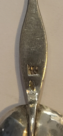 19e eeuw lepel  J Rooij 1862  12 cm. mand met bloemen.