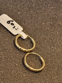 14 kr gouden creolen met gravering rand 1.6 cm diameter 1.6 mm dik 1.3 gram