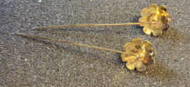 Spakenburgse mutsspelden goud met granaat 5 cm 3.3 gram.