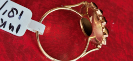 Nieuwstaat granaat ring  14 kr gouden  kop van de ring bijna 2 cm .