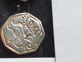 Zilver 8 kant knopen met vogel gedragen in Noor Holland 1780 Meesterteken