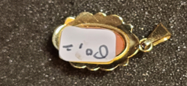 14 kr gouden hanger met bloedkoraal 1,7 gram 3 bij 1.3 cm.