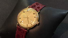 18 Kr gouden heren horloge met leren band  kast 33mm Enicar star jewels.