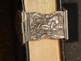 Leuk Bijbeltje nette staat met zilveren sluiting. 12,8,3 cm goud opsnee.