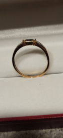 14 kr gouden ring met saffier en briljant 0.08 crt maat 17,5
