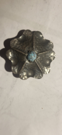 Zilver gehamerde broche met bloedkoraal 4 cm. P Kok Amsterdam 1929