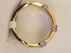 Geelgouden 14 krt. damesring met 3x briljant 0.06crt. maat 17, 4mm breed