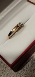 14 kr gouden ring met saffier en briljant 0.08 crt maat 17,5