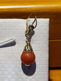 Bloedkorale hang oorbellen met klaphaaknette complete staat .