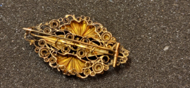 Zeer oude  klederdracht broche in nette staat filigrain goud 4,5 bij 2,5 cm.