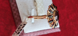 Nieuwstaat granaat ring  14 kr gouden  kop van de ring bijna 2 cm .