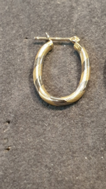 Ovale gouden creolen wit en geel 20 mm bij 11 mmm bij 2mm 1.8 gram