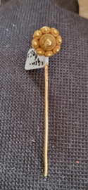 Gouden dasspeld model zeeuws gekeurt 1,2 gram 6.6 cm 9 mm diameter.