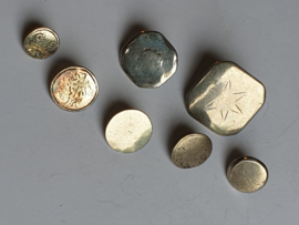 Zeer oude kinder klederdracht zilver knopen en 1 broekknoop lot 26