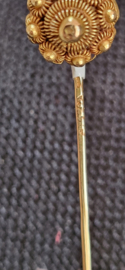 Gouden dasspeld model zeeuws gekeurt 1,2 gram 6.6 cm 9 mm diameter.