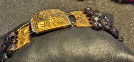 Antiek groot goud slot met granaat kralen en zij stukken 25 / 50 mm 18,5 cm.