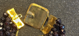 Antiek groot goud slot met granaat kralen en zij stukken 25 / 50 mm 18,5 cm.