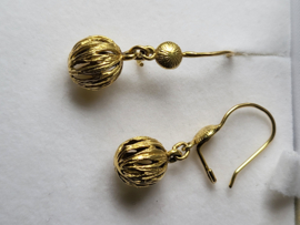 Gouden hang oorbellen haken en open bolletjes 3 cm lang 3 gram.