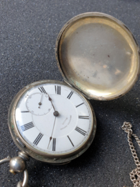 Zilver zakhorloge met zilver 160 cm lange gourmette collier. en sleutel.