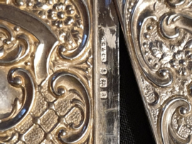 Zilveren kaarten houder rijkbewerkt nette staat 64 gram 1,4 cm dik  engels