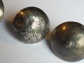 4x verschillende (keel) knopen zilver begin 18e eeuw Nederland.