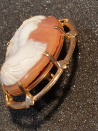 Gouden Camee broche 18 krt, antiek  in poten gezet  4.2 bij 3.2 cm