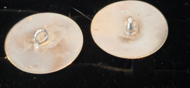 Zilver maar  gekeurd maar onbekend platte knopen streek onbekent.26 mm.