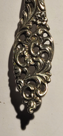 Hollandse druk bewerkte cakeschep zilver 21 cm 43 gram 1954 (3) .