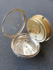 Groot zilver zakhorloge met snek uurwerk zilver wijzerplaar en vergulde cijfers.