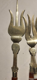 2x Zilver vleesvork en 1 zilver cake vork met agaat heften. 16 cm en20 cm.