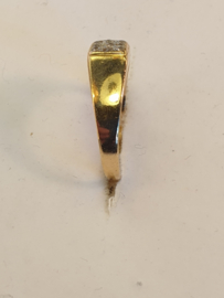 Geelgouden ring 14 krt. met zirkonia, gedragen maar in redelijke staat. Maat 15.5, 5 mm breed, 2.5 gram