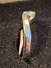 Vintage ring 2 kleuren en briljant maat 17 1.6 gram 5 mm breed.