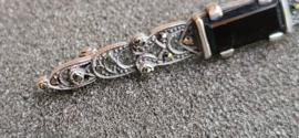 Zilver broche  met onyx en markesiet  6 cm .
