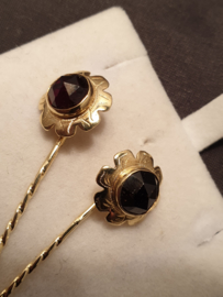 Ouderwetse muts spelden goud met granaat 7 cm 4.8 gram rozet is 1.5 cm