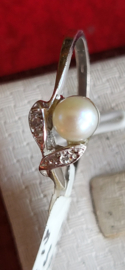 Witgoud damesring met parel en twee zirkonia  14 kr