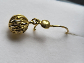 Gouden hang oorbellen haken en open bolletjes 3 cm lang 3 gram.