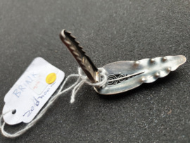 Zilver gehamerde clip broche met bloedkoraal van DPM Gailland 1935.