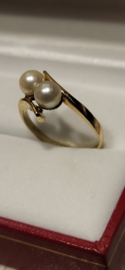 14 kr gouden slag ring met 2x 5 mm parels maat 17,5 en 2.2 gram.