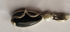 Zilver hanger met onix en parel 4,5 cm 2e gehalte.