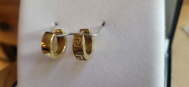 Lekkere zware creolen met meander motief 14 kr 6 gram 6mm dik 15 mm dik