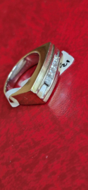Zware dames of herenring bezet met 5 bacet geslepen diamanten.