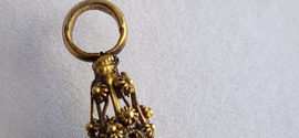 Antiek gouden rouwklokken  5,5 cm lang te vermaken naar oorbellen of hanger.
