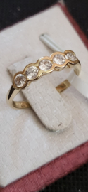 14 kr geel gouden dames rijring met 5x zirkonia maat 17,5  2,6 gram.