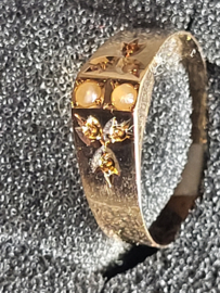 Antieke gouden ring met stof parel maat 19  1,4 gram  6 mm breed.