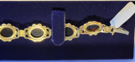 14 kr gouden dames schakel armband met granaat 19,5 cm lang 12 mm breed